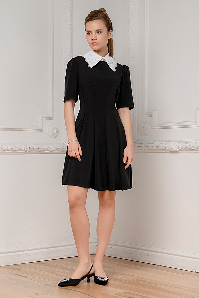 Платье длины мини черное с кружевным воротничком
