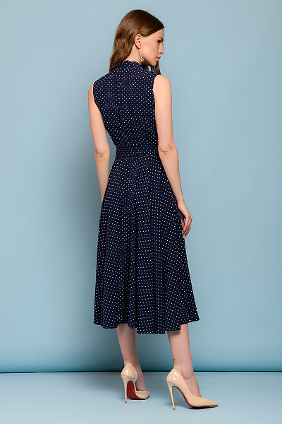 Платье синее в горошек длины миди без рукавов c V-образным вырезом