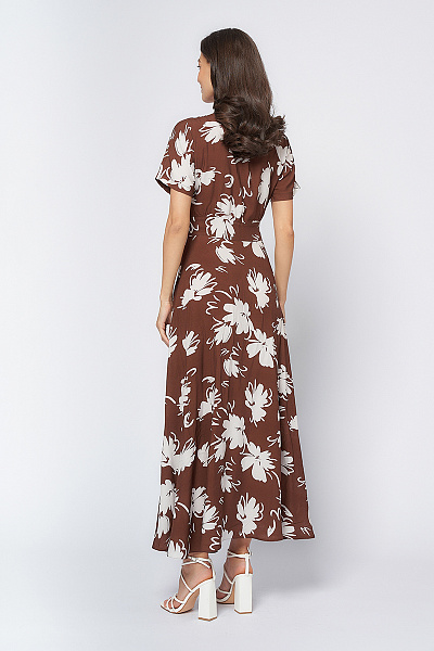 Платье коричневого цвета с принтом и короткими рукавами