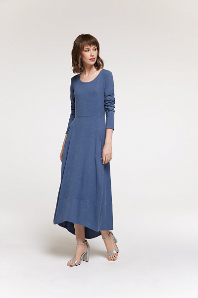 Платье светло-синее свободного кроя с длинными рукавами
