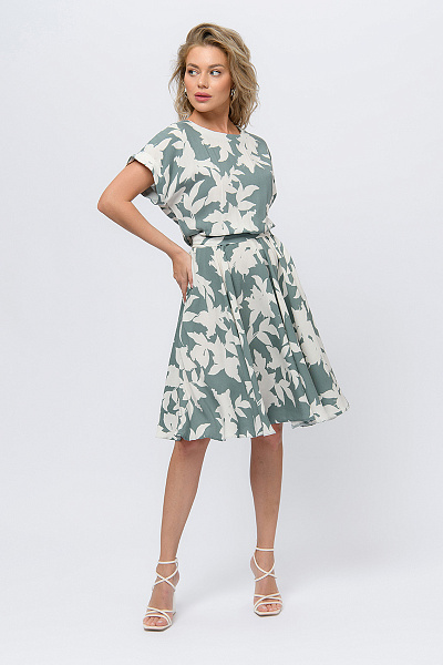 Платье оливкового цвета длины миди с цветочным принтом и короткими рукавами