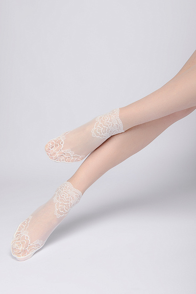 Носки белые с кружевным узором
