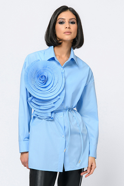 Рубашка голубого цвета с поясом и декоративным объемным цветком
