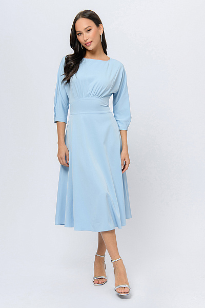 Платье голубого цвета длины миди с расклешенной юбкой