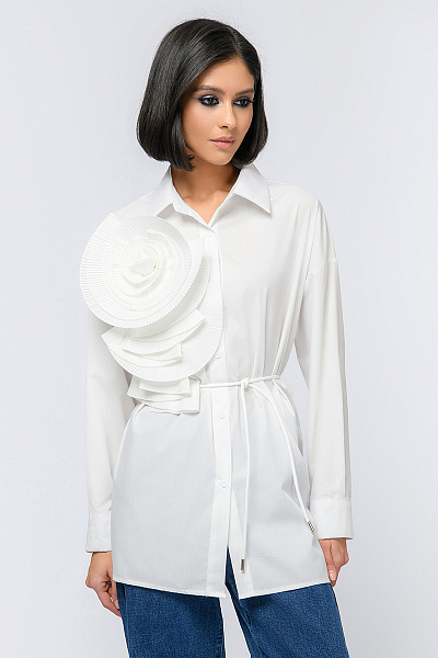 Рубашка белого цвета с поясом и декоративным объемным цветком
