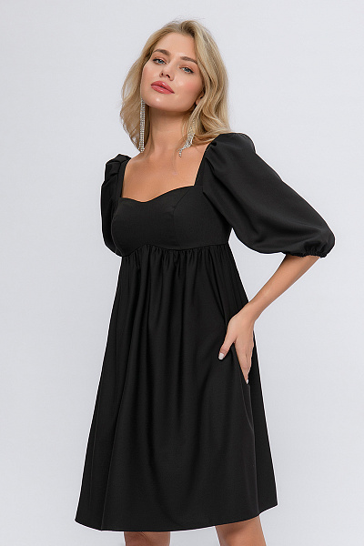 Платье черное длины мини с рукавами 3/4 и фигурным вырезом
